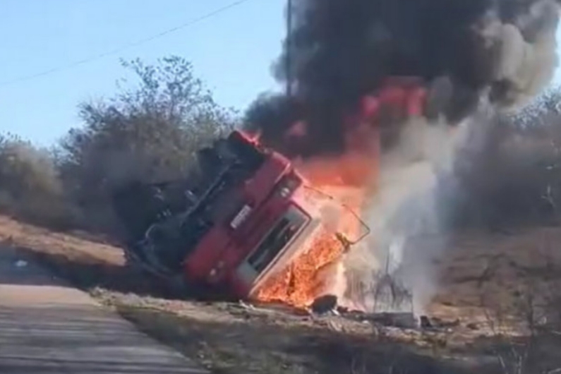 Tragédia: Caminhão tomba e resulta na morte de duas pessoas em Caraíbas