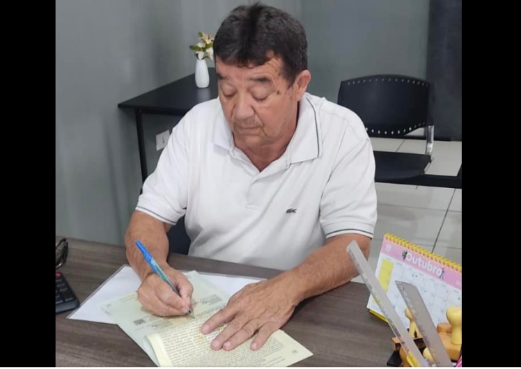 Prefeito assina termo de doação de terreno para a construção do Fórum de Tremedal