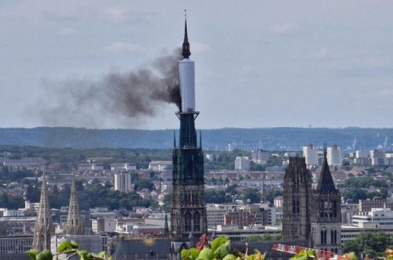 Incêndio atinge torre de catedral gótica na França