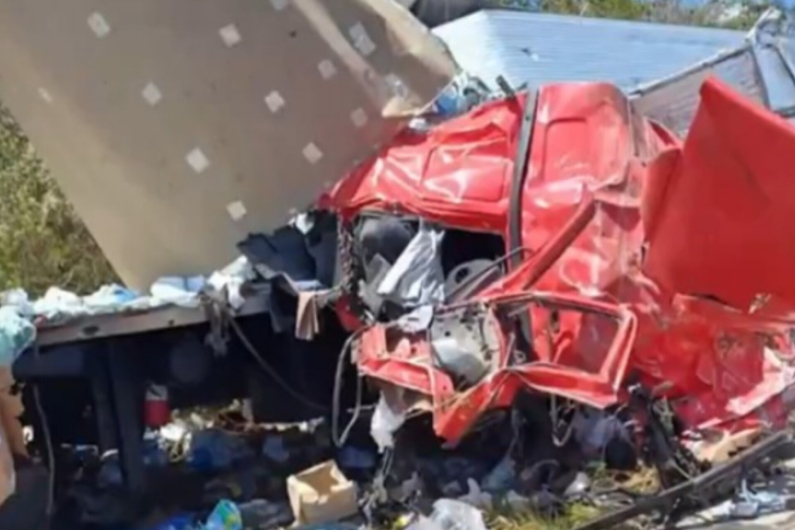 Acidente entre duas carretas no sudoeste da Bahia em trecho de Cândido Sales