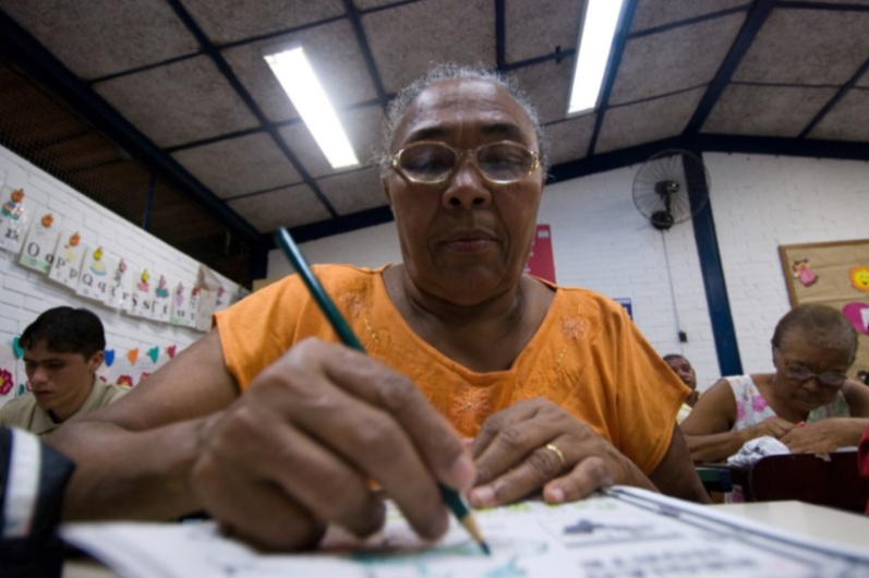 MEC faz chamada pública para educação de jovens e adultos