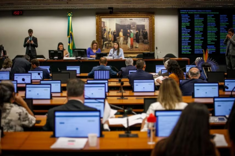 CCJ aprova PEC que limita decisões monocráticas de ministros do STF