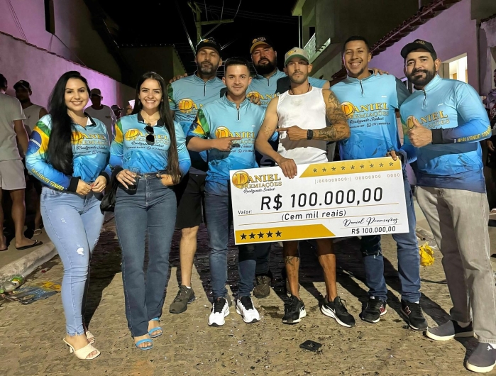 Entrega de $ 100 mil reais a contemplado - Daniel Premiações