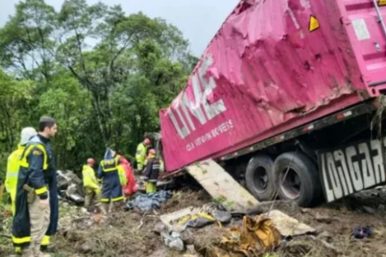 Van que levava atletas de remo é arrastada por carreta no PR; nove morrem