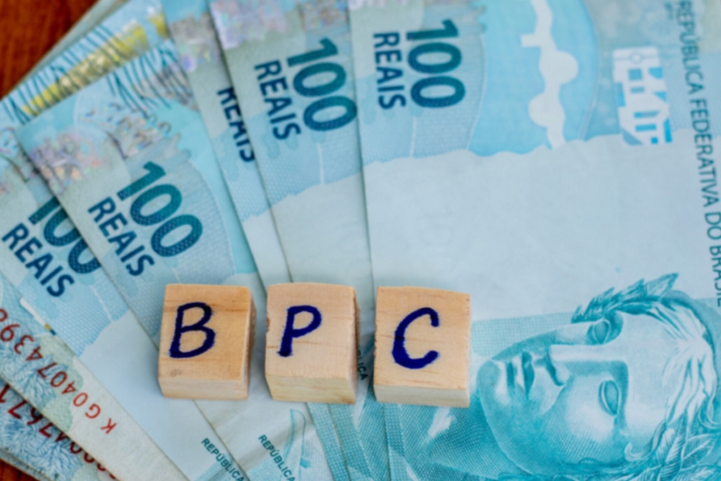 Brasileiros vão ter que contribuir para receber o BPC?