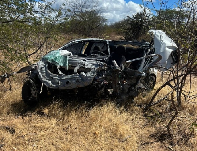 Duas pessoas morrem e prefeito de cidade da BA fica ferido após carros baterem de frente em rodovia; veículo ficou destruído