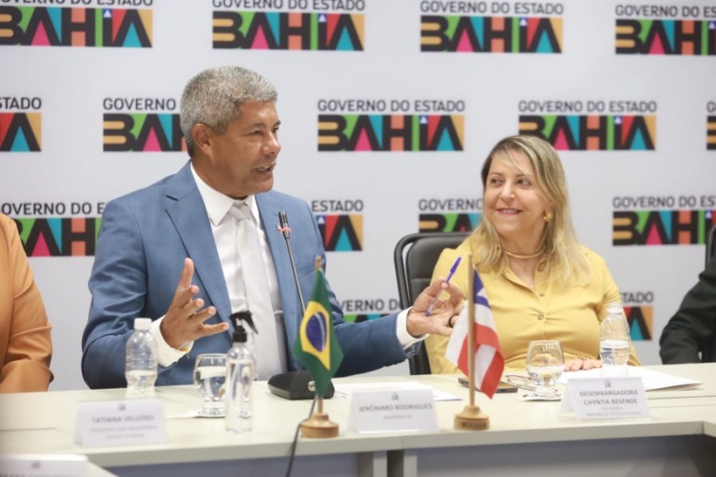 Jerônimo transmite cargo e empossa desembargadora Cynthia Resende como governadora em exercício