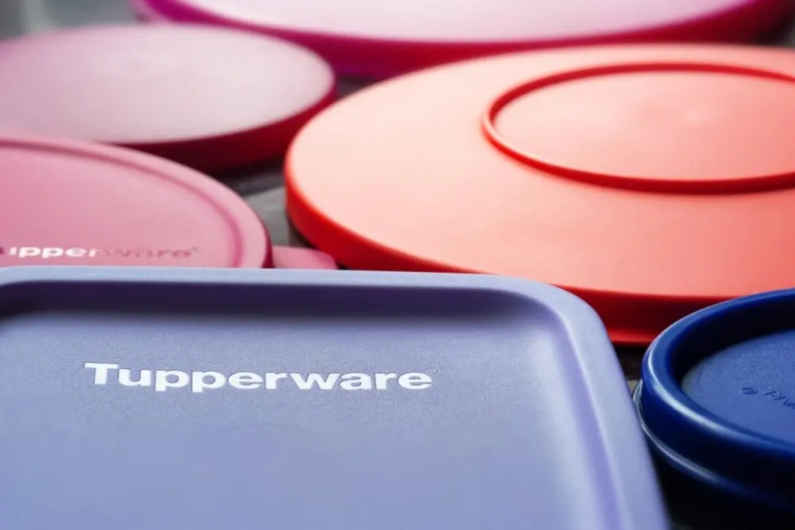 Tupperware planeja pedir falência nesta semana, ação desaba 57%