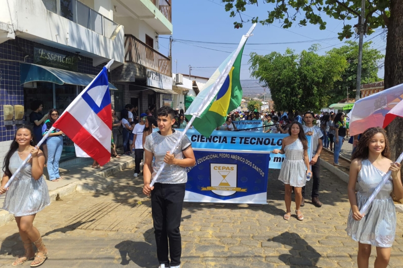 Desfile Cívico marca celebração em Tremedal nesta manhã