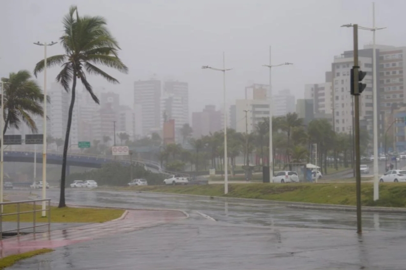 Frente fria chega em Salvador e previsão é de 90% de chuva