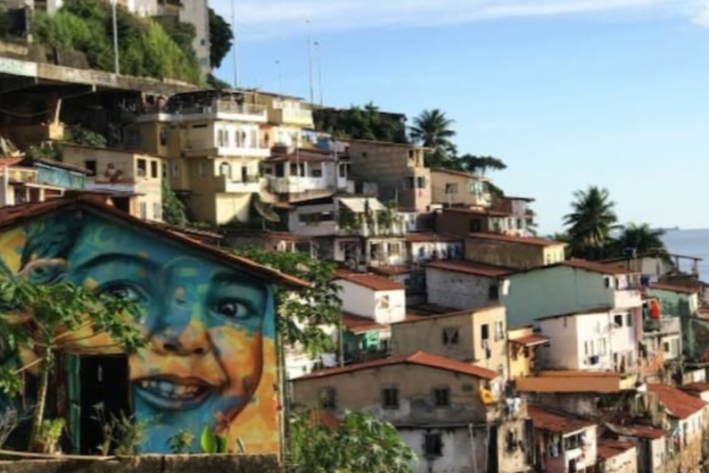 Salvador concentra 42% da população em favelas enquanto Porto Seguro chega a 0,6%