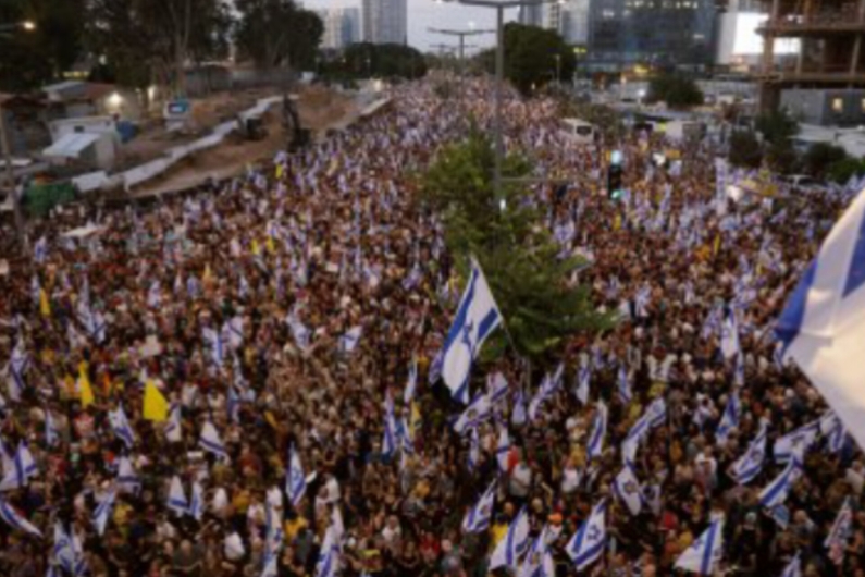 Greve geral em Israel paralisa voos no país; manifestantes pedem retorno de reféns de Gaza