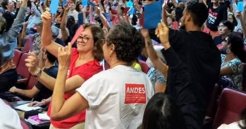 Em nova assembleia, professores da UFBA decidem pela continuidade da greve